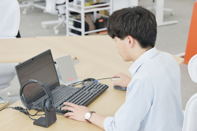 「出社・メールチェック」の様子