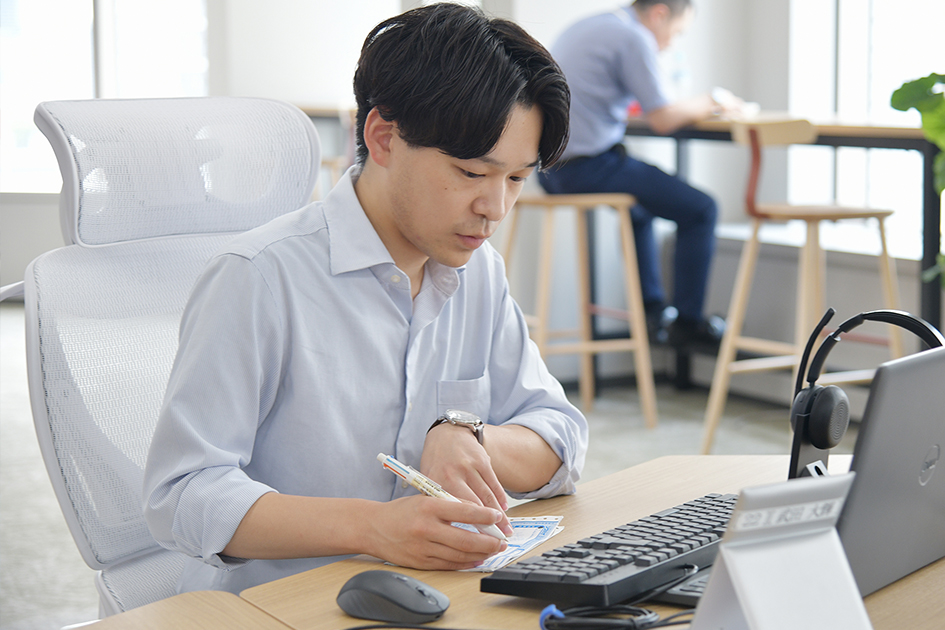 オフィスで受発注業務にあたるスタッフ