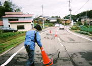 県道の危険なところにパイロンを設置していく